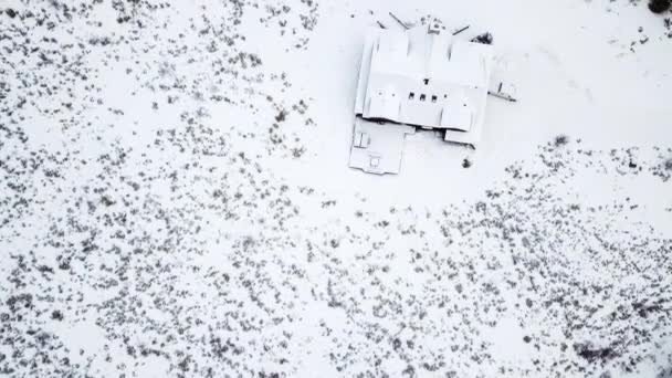 Vista Aérea Casa Montaña Cubierta Nieve Invierno — Vídeos de Stock