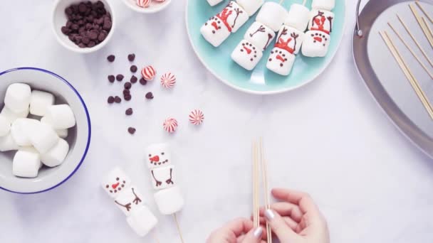 Flat Lag Marshmallow Sneeuwmannen Rendieren Stokken Voor Warme Chocolade Cacao — Stockvideo