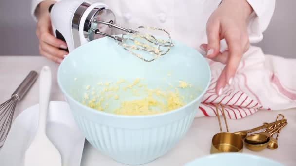 Langkah Demi Langkah Mencampur Adonan Kue Gula Dalam Mangkuk Pencampuran — Stok Video