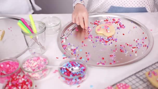 一歩一歩 バレンタインの日に高貴なアイシングと振りかける砂糖のクッキーを飾ること — ストック動画
