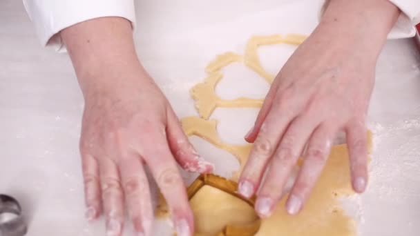 一步一步 用饼干切割机切割糖饼干面团的形状 — 图库视频影像