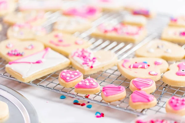 Διακόσμηση Καρδιά Σχήμα Μπισκότα Ζάχαρης Βασιλική Τήξη Και Ροζ Ψεκάζει — Φωτογραφία Αρχείου