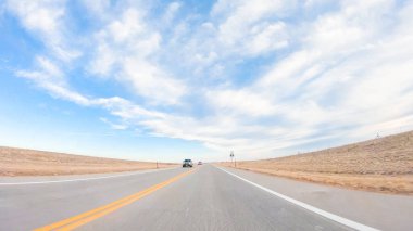 Kırsal alanda döşeli yolda sürüş.