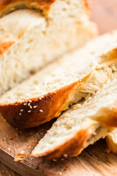 Geschnittenes Frisches Challah Brot Auf Dem Holztisch — Stockfoto