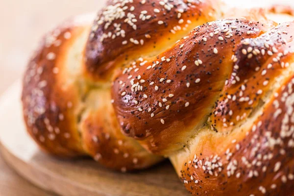 Close Braided Challah Bread Sesame Poppy Seeds — Stock Photo, Image