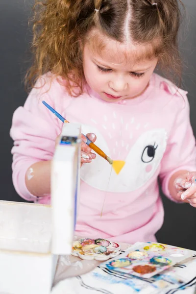 Liten Flicka Målar Enhörning Trä Låda Med Akrylfärg — Stockfoto