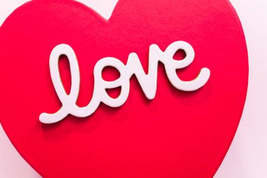 Sevgililer günü için kalp şekli hediye kutusu.