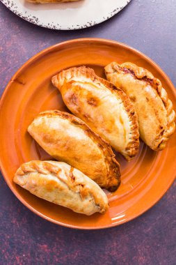 Ev yapımı büyük empanadas ile farklı staffings.