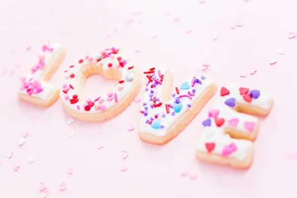 Сахарное Печенье Украшено Королевской Глазурью День Святого Валентина Розовом Фоне — стоковое фото