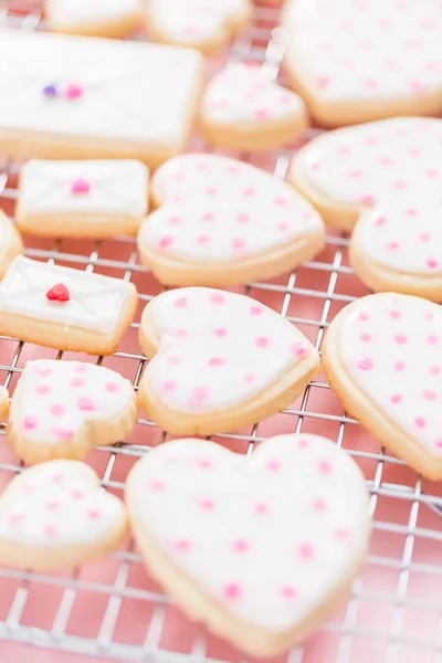 ハート型の物干しラック バレンタインの日に高貴なアイシングで飾られた砂糖クッキー — ストック写真