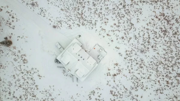 Widok Lotu Ptaka Domu Góry Pokryte Śniegiem Zimą — Zdjęcie stockowe