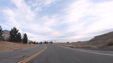 Banliyöde lüks semtte aracılığıyla sürüş.