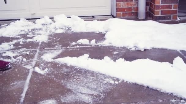 Cámara Lenta Joven Paleando Nieve Entrada — Vídeos de Stock