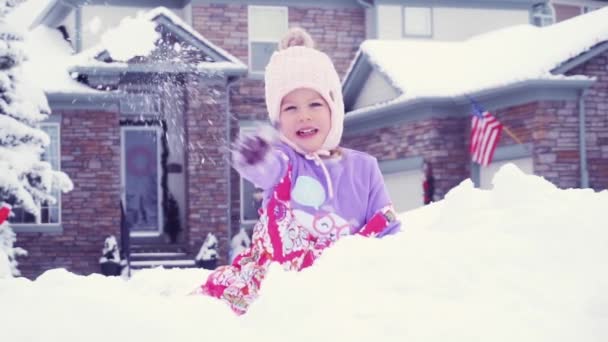 Slow Motion Klein Meisje Roze Hoed Spelen Sneeuw — Stockvideo