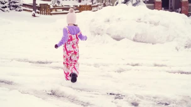 Slow Motion Liten Flicka Rosa Hatt Leker Snön — Stockvideo