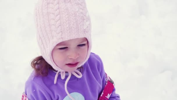 Slow Motion Klein Meisje Roze Hoed Spelen Sneeuw — Stockvideo