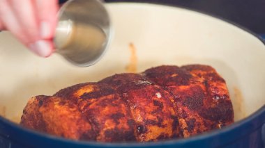 Adım adım. Dökme demir Flamanca fırında pişirme kemiksiz domuz rostosu.