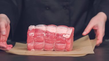 Adım adım. Kemiksiz domuz rostosu kahverengi kasap kağıt üzerinde.