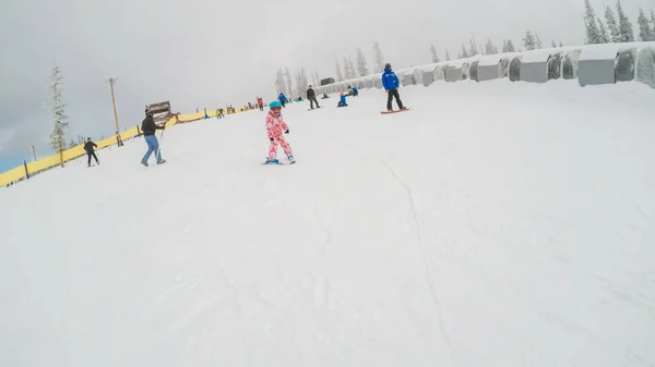 デンバー コロラド州 アメリカ 2018年12月1日 高山の山でスキーをする方法を学ぶ女の子 — ストック写真