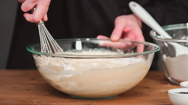 Schritt Für Schritt Mischen Biologischer Zutaten Der Glasschüssel Challah Backen — Stockfoto