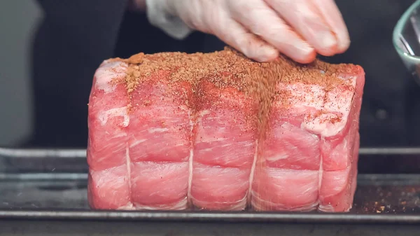 Schritt Für Schritt Koch Reibt Gewürze Über Schweinebraten Ohne Knochen — Stockfoto