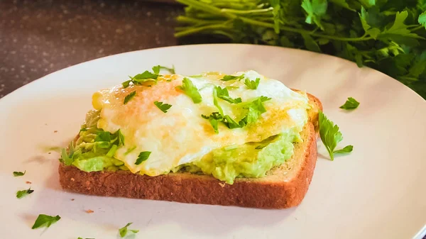 Beyaz Bir Plaka Üzerinde Avokado Yumurtalı Sandviç — Stok fotoğraf