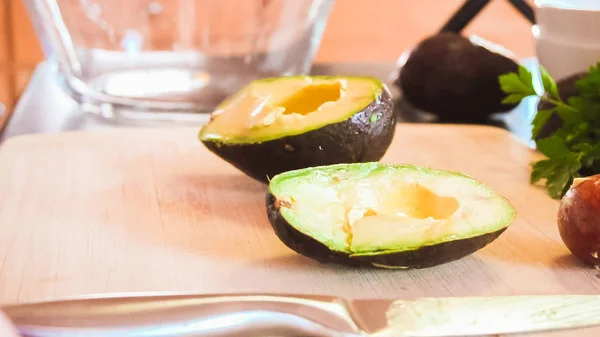 Snijden Van Biologische Avocado Houten Snijplank — Stockfoto