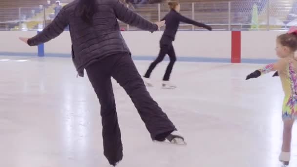 科罗拉多州 2019年1月29日 小女孩练习在室内溜冰场比赛礼服 — 图库视频影像