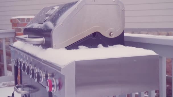 Parrilla Exterior Cubierta Nieve Patio Trasero Residencial Invierno — Vídeos de Stock