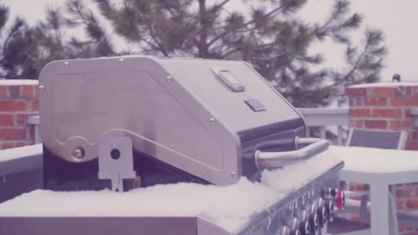 Εξωτερική Σχάρα Καλύπτονται Χιόνι Κατοικημένη Πίσω Αυλή Χειμώνα — Αρχείο Βίντεο
