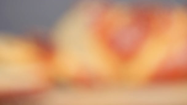 Krok Kroku Krojenie Świeżo Pieczony Chleb Chały Sezamu Makiem — Wideo stockowe