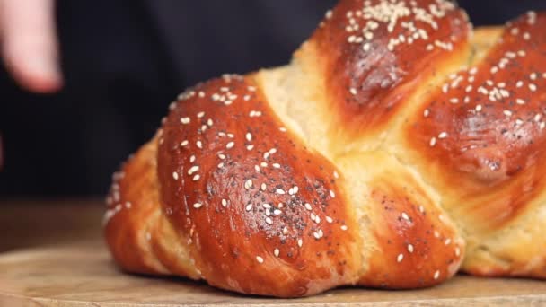 Krok Krokem Krájení Čerstvě Pečené Chala Chléb Sezamem Mákem — Stock video