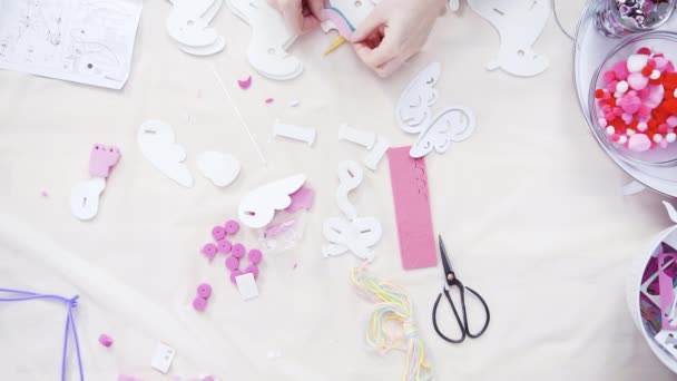 Acostado Paso Paso Madre Hija Haciendo Artesanía Unicornio Espuma Papel — Vídeos de Stock