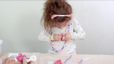 Adım adım. Küçük kız tek boynuzlu at craft kağıt beyaz ve pembe köpük dışarı yapma.