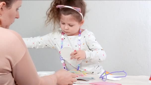 Passo Passo Menina Fazendo Unicórnio Artesanato Espuma Papel Branco Rosa — Vídeo de Stock