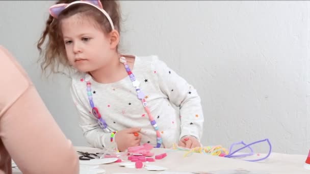 Passo Passo Menina Fazendo Unicórnio Artesanato Espuma Papel Branco Rosa — Vídeo de Stock