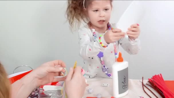 Passo Passo Menina Fazendo Unicórnio Artesanato Espuma Papel Branco Rosa — Vídeo de Stock