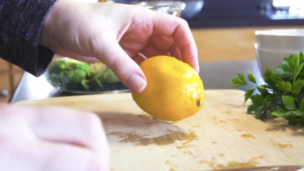 Slow Motion Skivning Ekologisk Citron Trä Skärbräda — Stockvideo