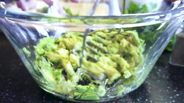 Slow Motion Smashing Avocado Glas Mengen Kom — Stockvideo
