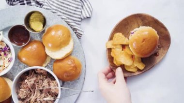 Düz yatıyordu. Barbekü domuz sandviç börek çörek ile küçük sürgü şeklinde çekti.