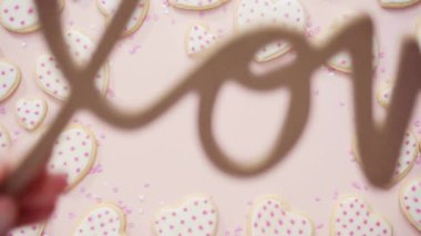 Düz yatıyordu. Bir pembe royal Icing Sevgililer günü için kalp şeklinde şeker kurabiye süslenmiş