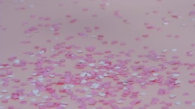 Pembe arka planda Sevgililer Günü Aşkı tabelası