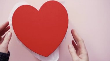 Düz yatıyordu. Kalp şeklinde şeker kurabiye hediye kutusunda Kraliyet buzlanma ile dekore edilmiş.