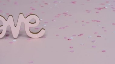Pembe arka planda Sevgililer Günü Aşkı tabelası