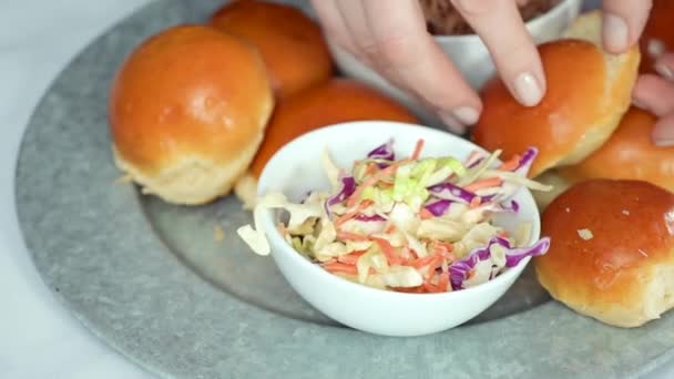 烤肉拉猪肉三明治 形状是小滑块 有猪排面包 — 图库视频影像