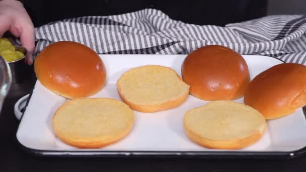 Time Lapse Stap Voor Stap Brioche Broodjes Een Metalen Dienblad — Stockvideo