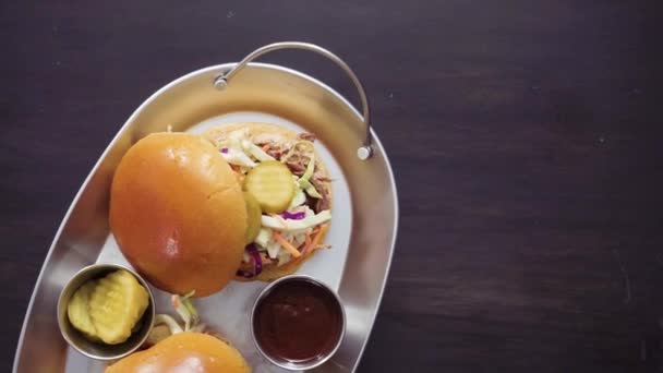 Acostado Bbq Tiró Sándwich Cerdo Con Ensalada Col Bollos Brioche — Vídeo de stock