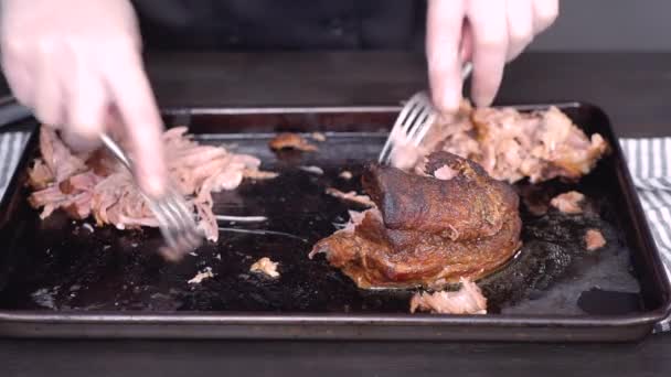 一步一步 切碎的猪肉烤肩配两个叉子 — 图库视频影像