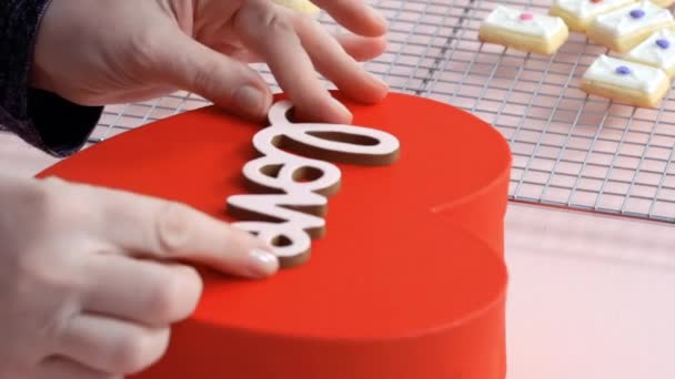 Biscotti Zucchero Forma Cuore Decorati Con Glassa Reale Confezione Regalo — Video Stock