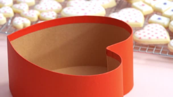 ギフト ボックスの高貴なアイシングで飾られたハート型シュガー クッキー — ストック動画